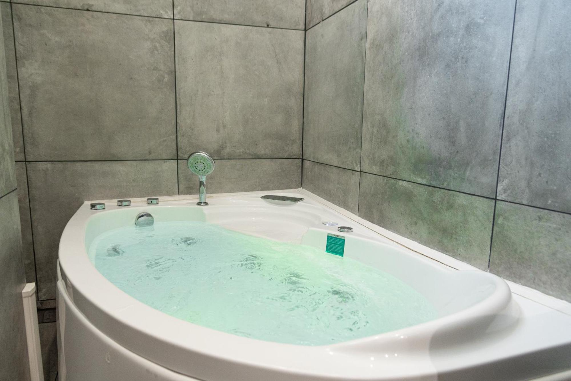 Lavie Maison Eiffel Ac Hot Tub Paris Exteriör bild